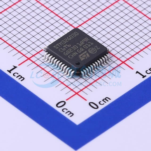 主流超值系列Arm Cortex-M0+ MCU，具有32 KB Flash存储器、8 KB RAM、64 MHz CPU、2x USART、定时器、ADC和通信接口，2-3.6V实物图