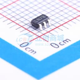 具有低 IQ 和使能功能的 250mA、低噪声、高 PSRR、超低压降稳压器缩略图